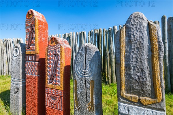 Carved wooden posts and palisades in the circular ditch Ringheiligtum Poemmelte