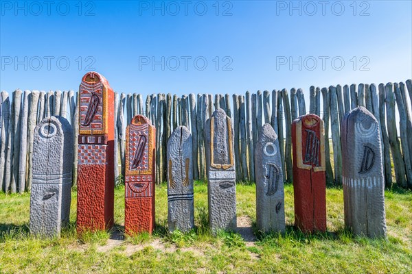 Carved wooden posts and palisades in the circular ditch Ringheiligtum Poemmelte