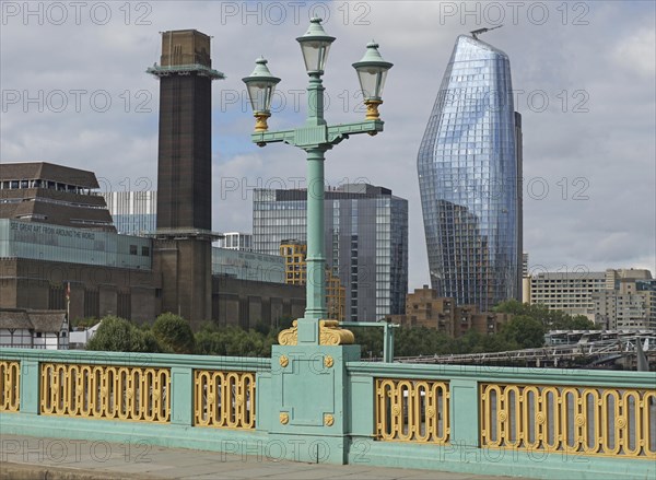 Streetlight on Southwark Bridge