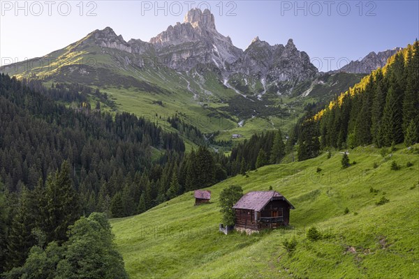 Alpine hut in front of Gosaukamm