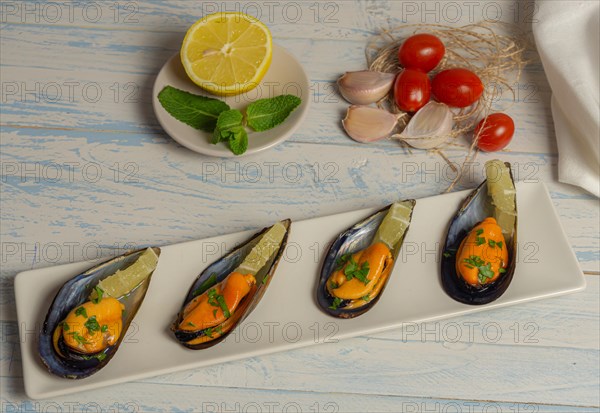 Mussels with lemon with a vegetable base