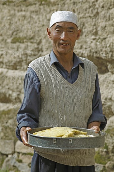 Chinese Muslim with freshly baked thread bread