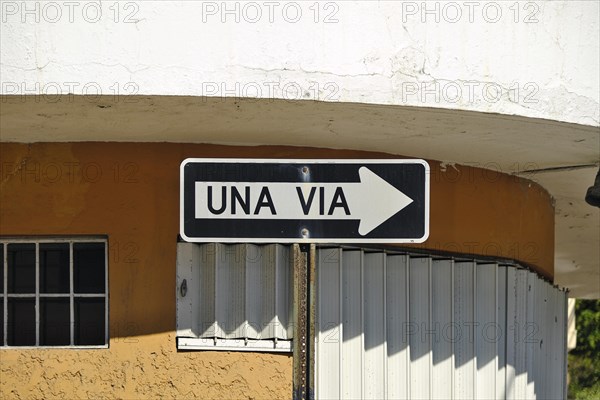 Road sign Una Via