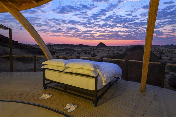 Open-air bed in a chalet at Onduli Ridge Lodge