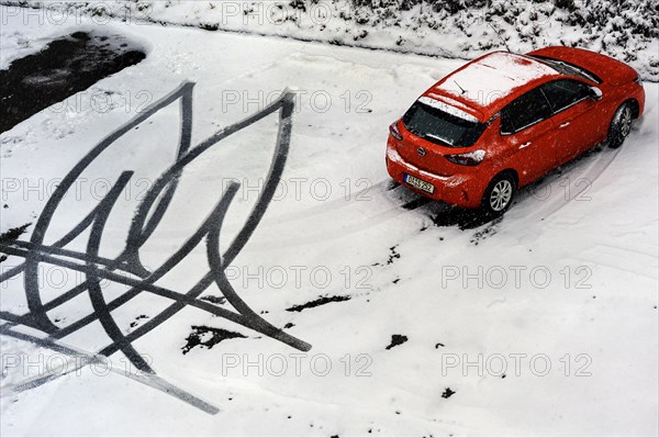 Symetric pattern of car tyre tracks in the snow