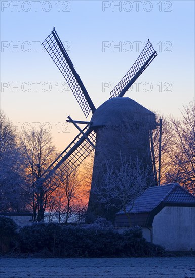 Dueffellandschaft with the windmill in Mehr at sunrise