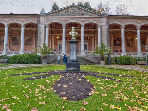 Bust on a column in the park in front of the Pavillon Trinkhalle. In the background the building Pavillon Trinkhalle