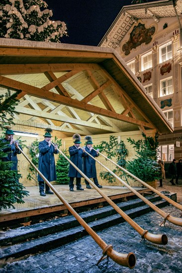 Alphorn blowers at the Christmas market