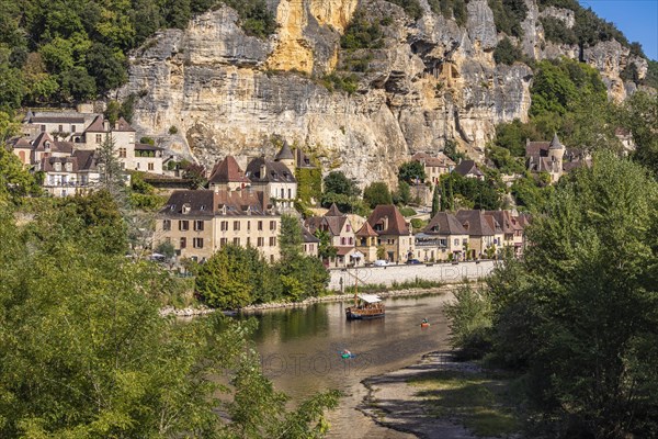 Excursion boat and canoes on the Dordogne in La Roque-Gageac