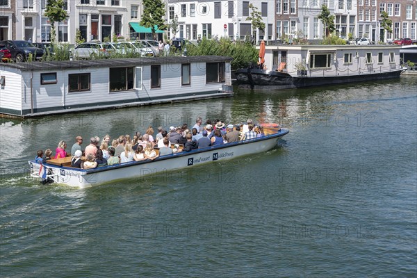 Tour boat in front of houseboats at Londensekaai