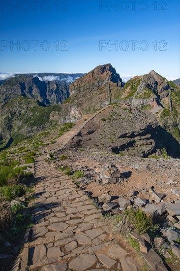 Hiking trail from Pico do Arieiro to Pico Ruivo