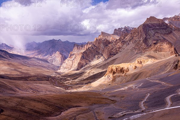 The gravel road to Photoksar village