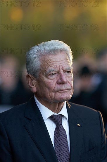 Former Federal President Joachim Gauck speaks at a commemoration ceremony for Remembrance Day at the military cemetery in Sinzig