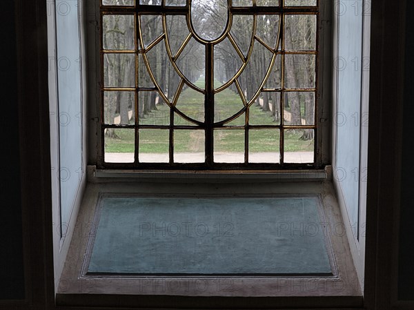 Window grille with view into the garden