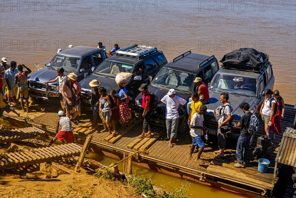 Car ferry crossing the Tsiribinha river