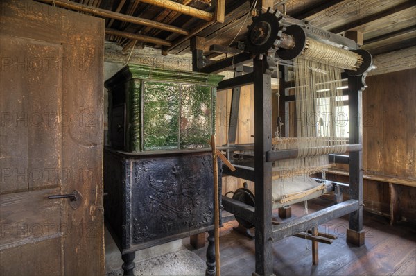 Loom from 1749 and tiled stove from 1796 in a parlour from 1703