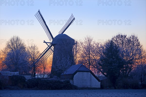 Dueffellandschaft with the windmill in Mehr at sunrise