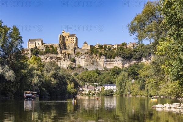 Excursion boat and canoes on the Dordogne and the Chateau de Beynac