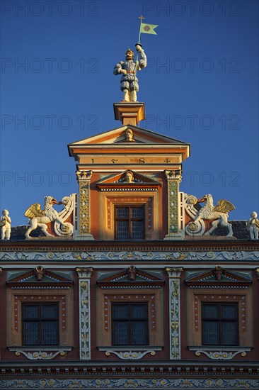 Statue of a Landsknecht on the Haus zum Breiten Herd