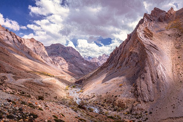 The gravel road to Photoksar village