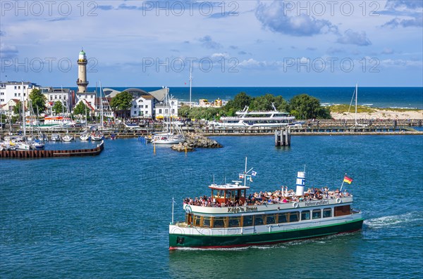 Harbour tour with the passenger ship Kaeppn Brass on the Warnow