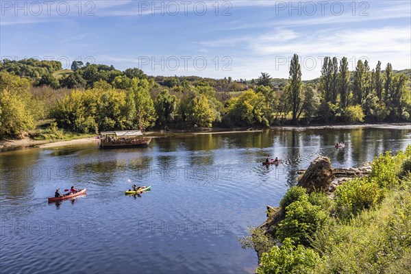 Canoes and excursion boat on the Dordogne at La Roque-Gageac