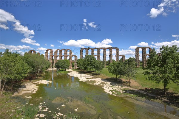 UNESCO Acueducto de los Milagros with the Rio Albarregas in Merida