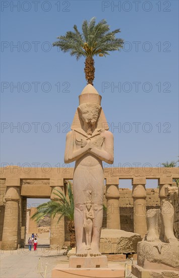 Statue of Ramses II with his daughter Meritamun