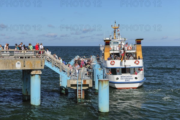 Sellin pier with excursion boat
