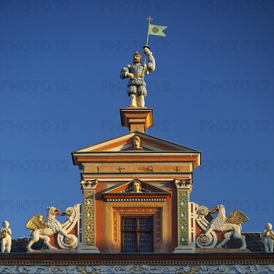 Statue of a Landsknecht on the Haus zum Breiten Herd