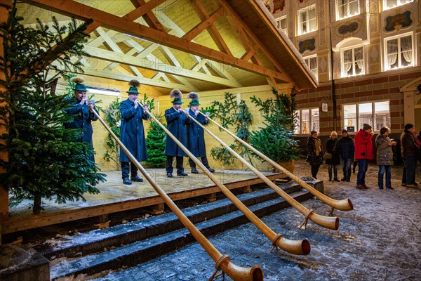 Alphorn blowers at the Christmas market