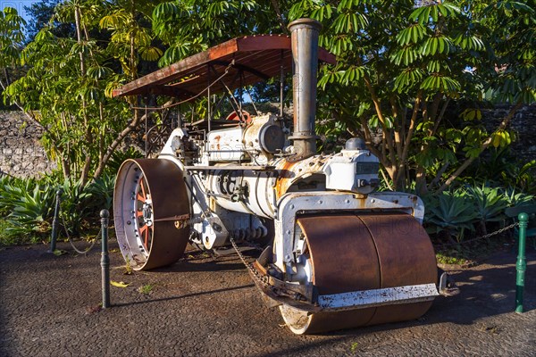 Historical steamroller of the Fowler company