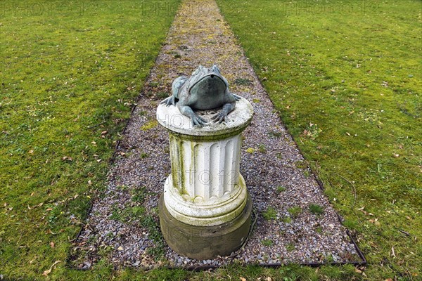 Column with sculpture toad