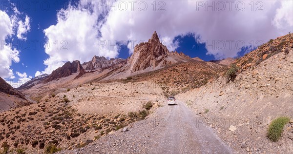 The gravel road to Photoksar village