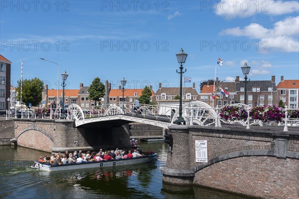 Tour boat at the Spijkerbrug