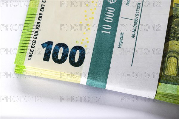 Banknotes with a nominal value of 100 euros