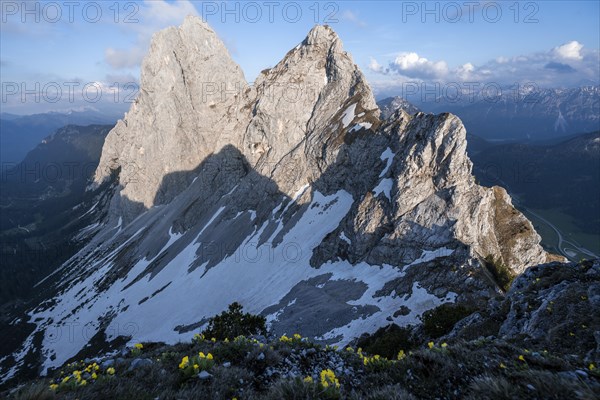 Rocky peaks Rote Flueh and Gimpel in the evening light