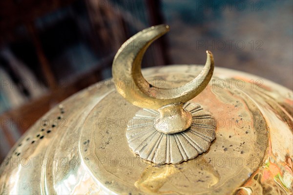 Metal islamic crescent moon icon