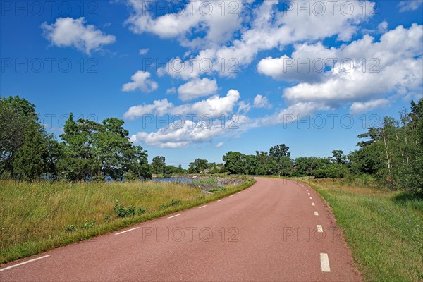 Traffic-free road leads along the sea