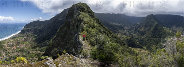 Hikers on the ridge of Pico do Alto