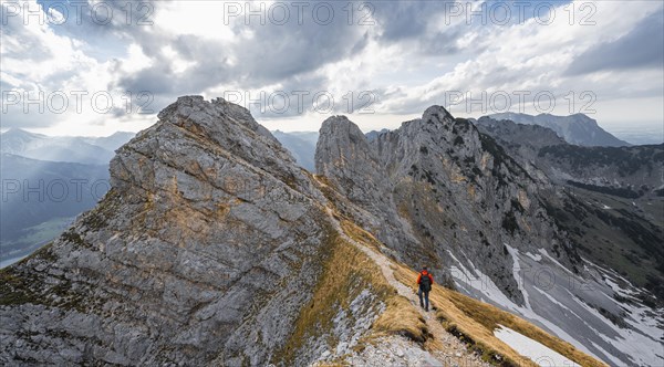 Mountaineer on the ridge between Rote Flueh and Schartschrofen