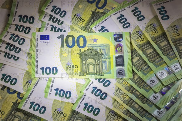 Banknotes with a nominal value of 100 euros