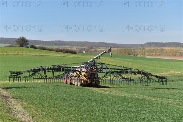 Slurry tanker brings slurry to a field