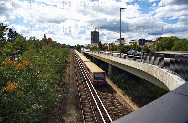 A train of the S-Bahn line S1 to Wannsee and the motorway A103