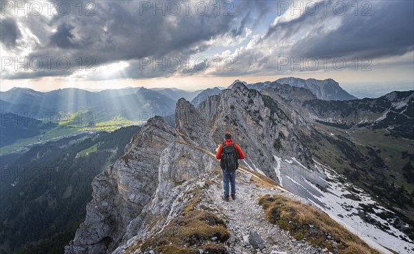 Mountaineer on the ridge between Rote Flueh and Schartschrofen