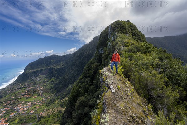 Hikers on the ridge of Pico do Alto