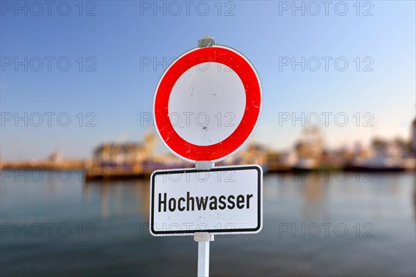 German water flood sign with red circle and text saying 'Hochwasser'