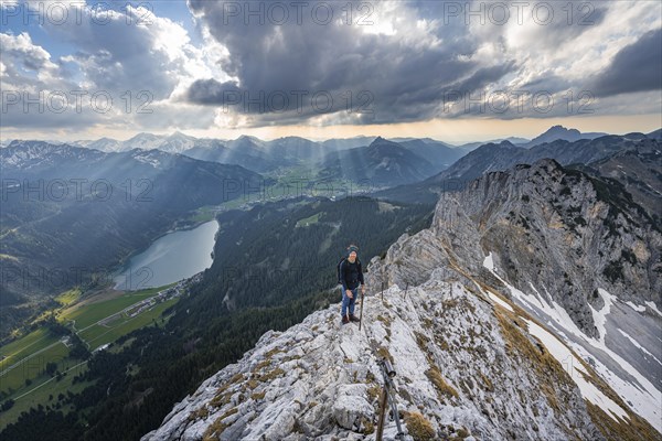 Mountaineer on the ridge between Rote Flueh and Schartschrofen