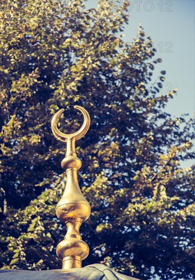 Metal islamic crescent moon icon