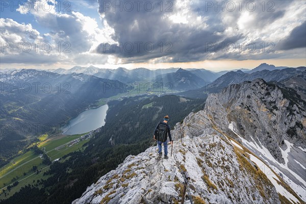 Mountaineer on the ridge between Rote Flueh and Schartschrofen